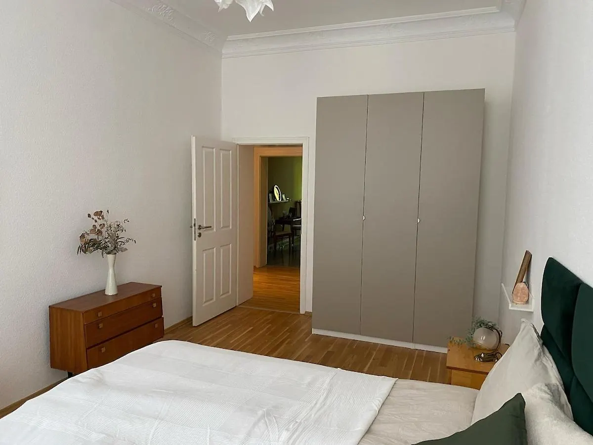 2 Schlafzimmer Wohnung Fuer 5 Personen, Balkon, Hunde Willkommen Leipzig 0*,  Germany